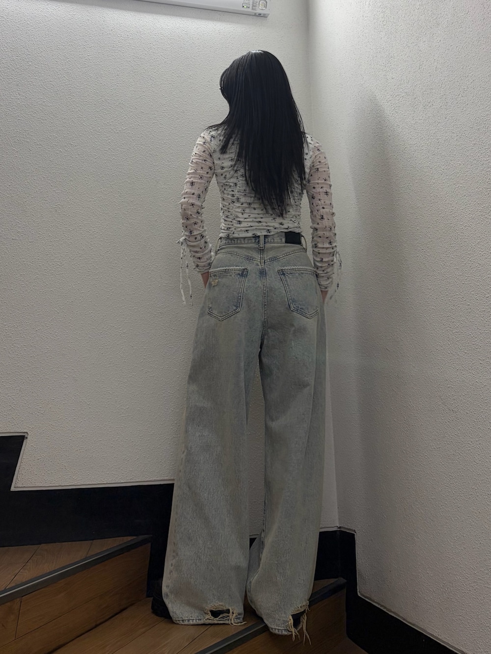 ブルー系のデニムパンツを着用したレディースの春コーディネートの6枚目の写真