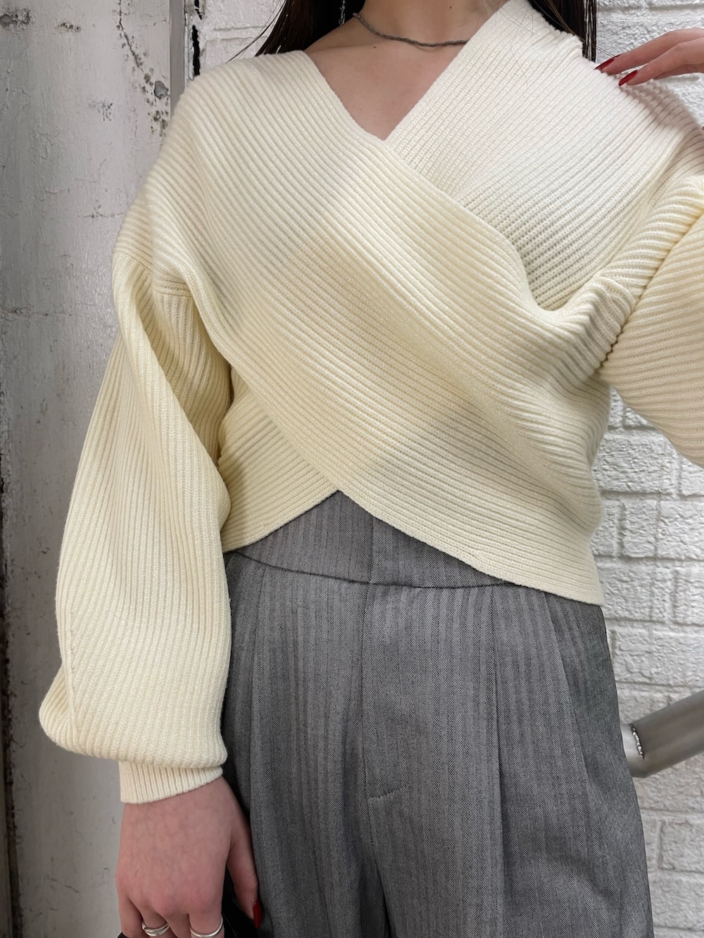 ホワイト系のニット/セーター、グレー系のその他パンツ、ブラック系のブーツを着用したレディースの冬コーディネートの3枚目の写真