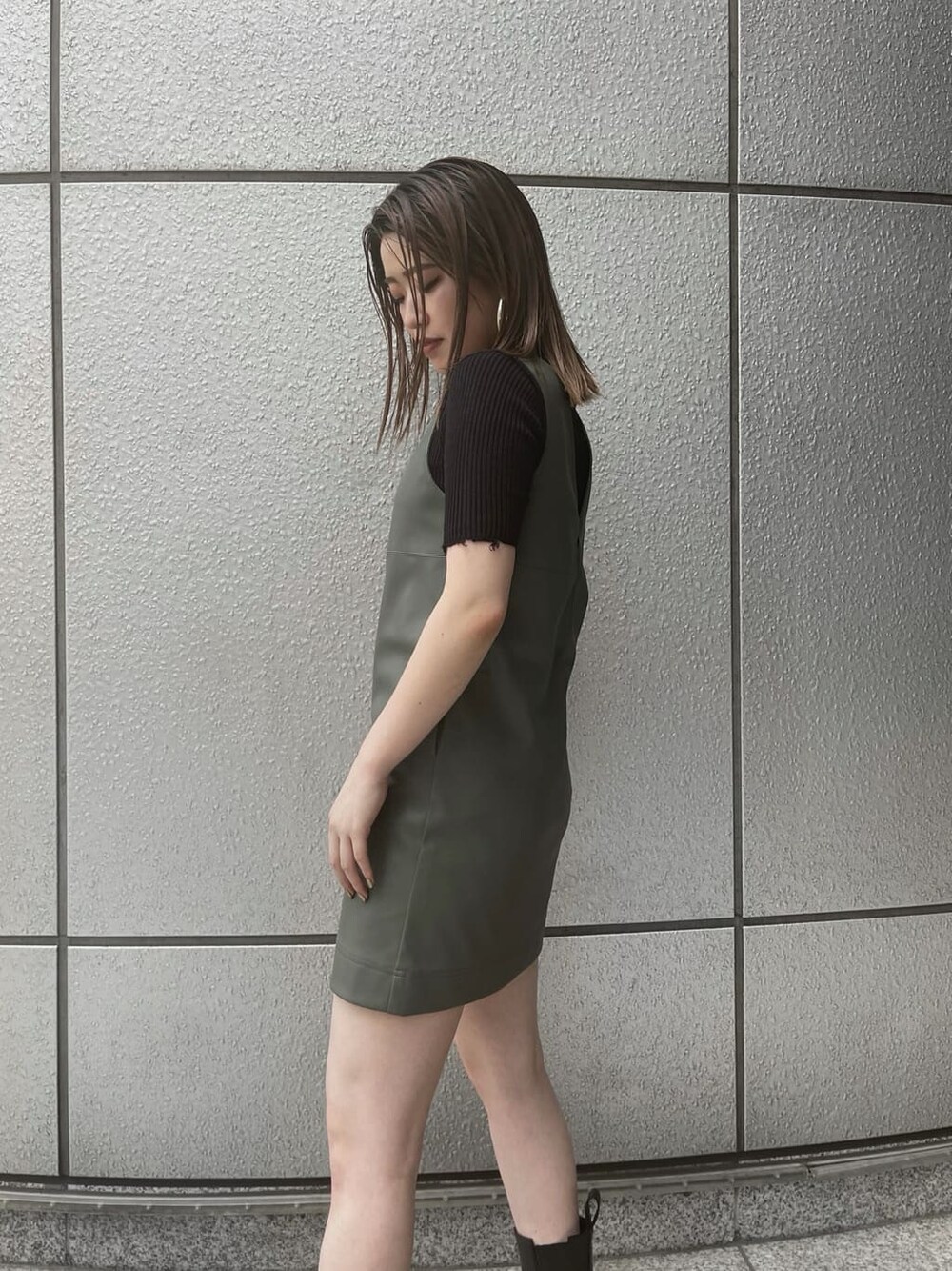 ベージュ系のワンピース、ブラック系のニット/セーターを着用したレディースの夏コーディネートの5枚目の写真