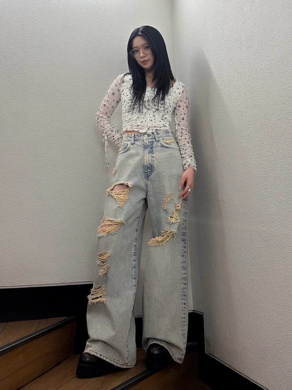 ブルー系のデニムパンツを着用したレディースの春コーディネートの2枚目の写真