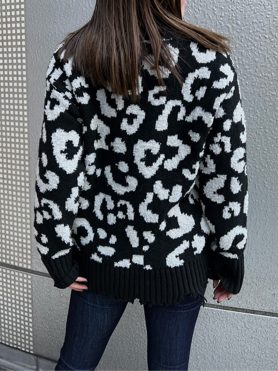 ブラック系のブーツ、ブルー系のデニムパンツ、ブラック系のニット/セーターを着用したレディースの冬コーディネートの4枚目の写真