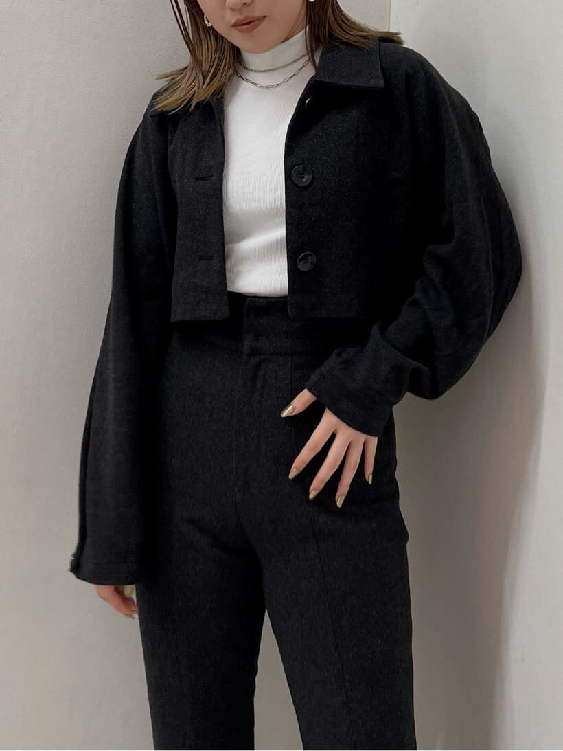 グレー系のその他アウター、グレー系のその他パンツ、ブラウン系のブーツを着用したレディースの夏コーディネートの4枚目の写真