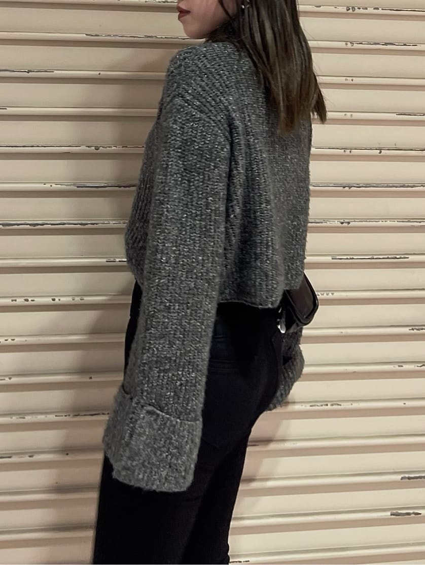 グレー系のニット/セーター、ブラック系のボディバッグ/ウエストポーチを着用したレディースの秋コーディネートの5枚目の写真