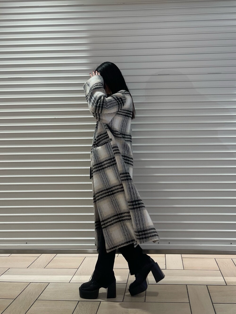 その他のチェスターコート、ブルー系のニット/セーター、ブラック系のデニムパンツを着用したレディースの冬コーディネートの5枚目の写真