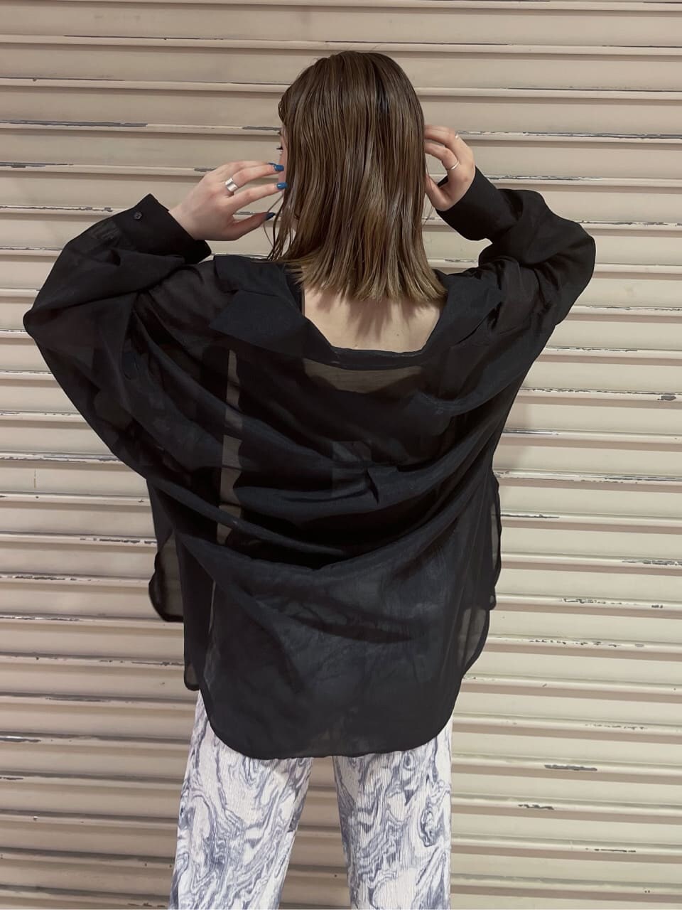 ブラック系のシャツ/ブラウス、その他のその他パンツ、ブラック系のニット/セーターを着用したレディースの夏コーディネートの7枚目の写真