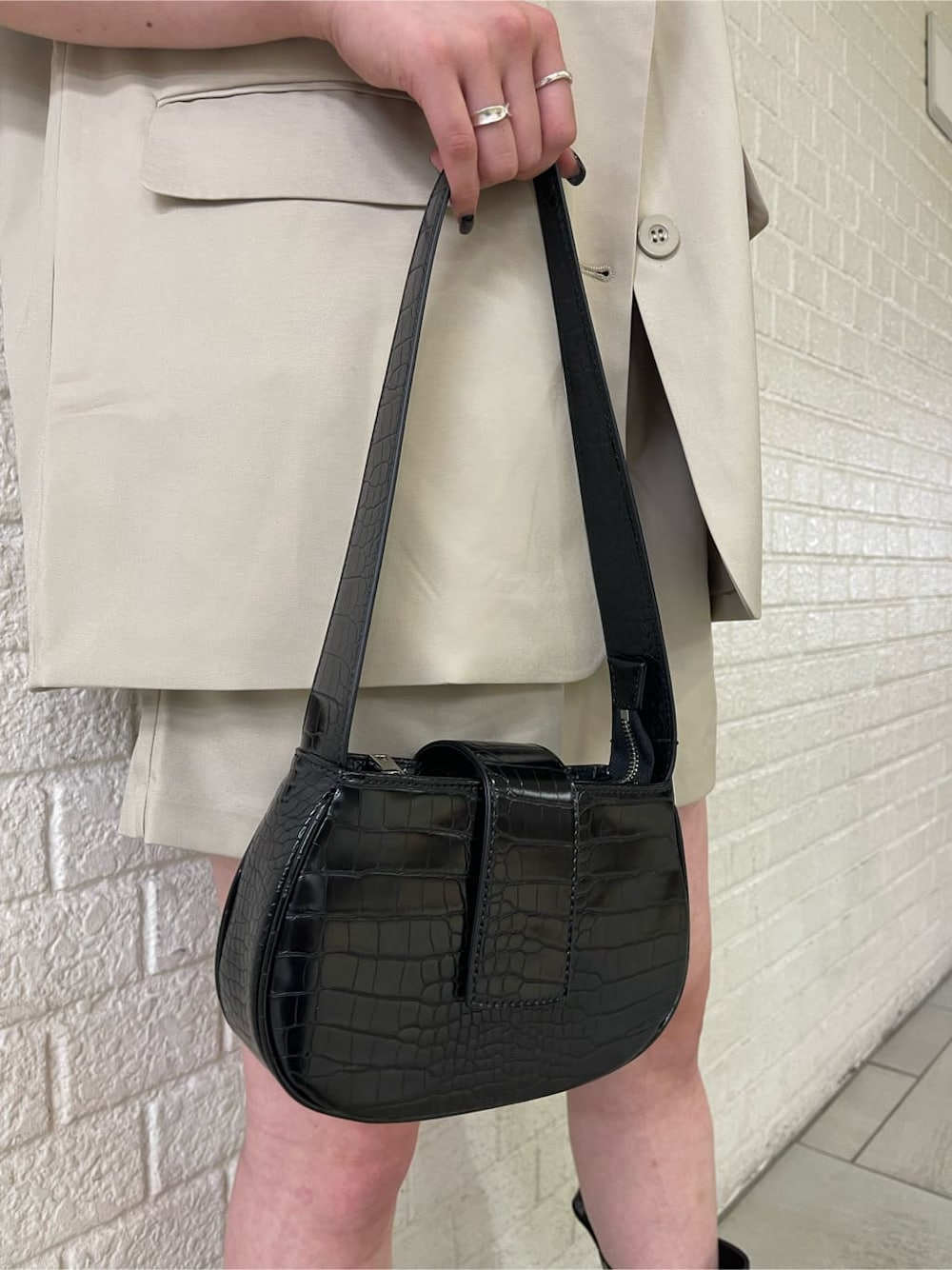 ベージュ系のベスト、ベージュ系のその他パンツ、ブラック系のブーツを着用したレディースの夏コーディネートの6枚目の写真