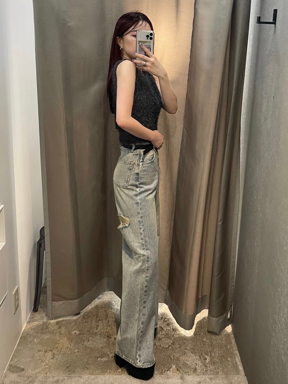 ブルー系のデニムパンツ、グレー系のタンクトップ、ブラック系のサンダルを着用したレディースの夏コーディネートの2枚目の写真