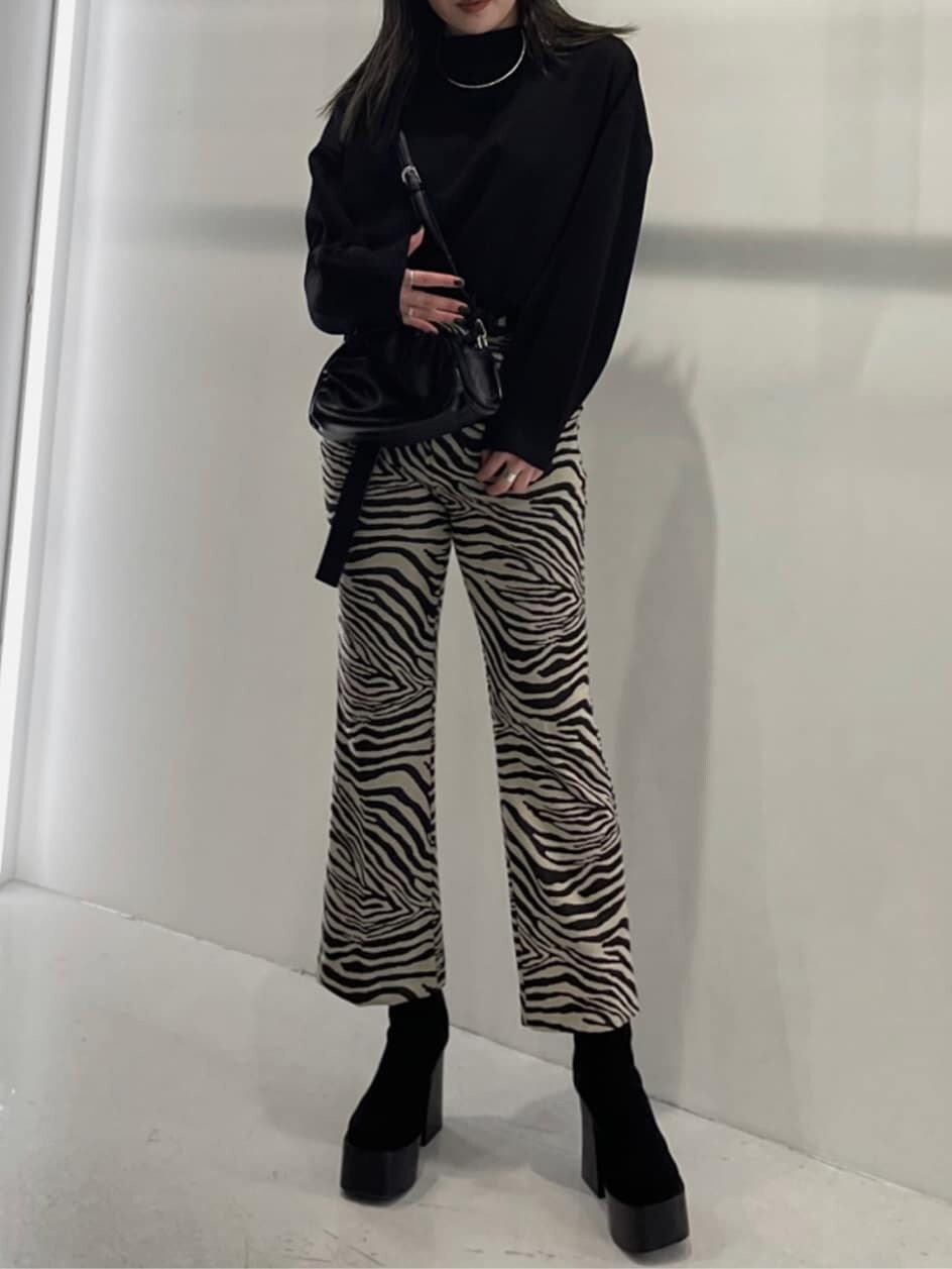 ブラック系のブーツ、その他のその他パンツ、ブラック系のボディバッグ/ウエストポーチを着用したレディースの秋コーディネートの2枚目の写真