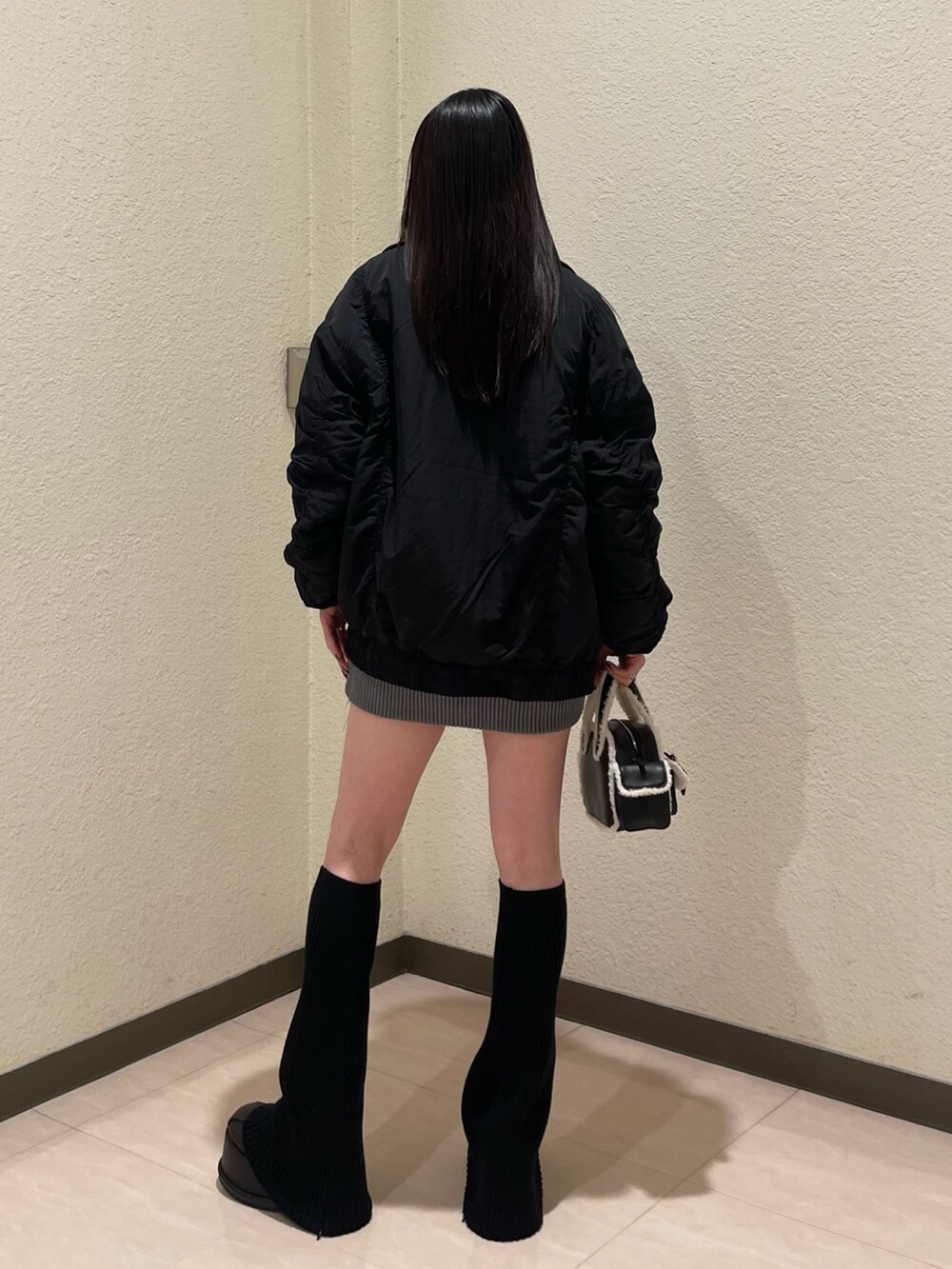 ブラック系のブルゾン、グレー系のニット/セーター、その他のローファーを着用したレディースの秋コーディネートの5枚目の写真