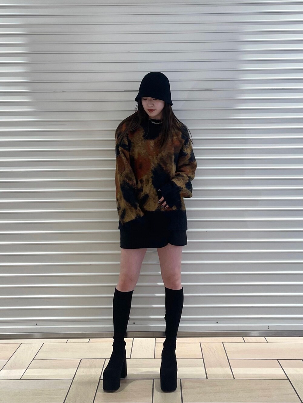 その他のニット/セーター、ブラック系のスカート、ブラック系のブーツを着用したレディースの秋コーディネートの3枚目の写真