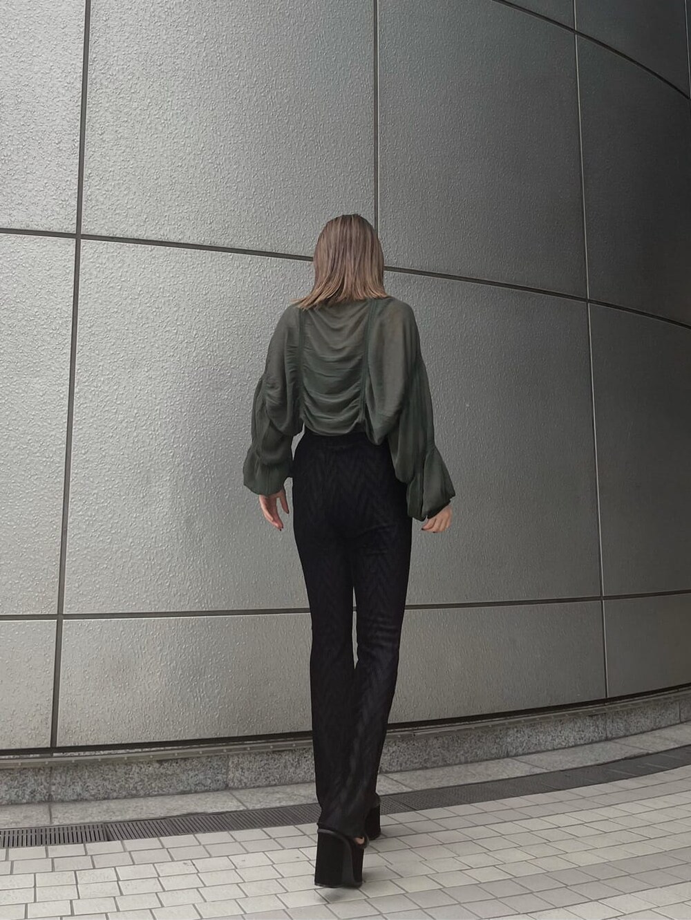 グリーン系のカーディガン/ボレロ、ブラック系のその他パンツ、ブラック系のサンダルを着用したレディースの夏コーディネートの3枚目の写真