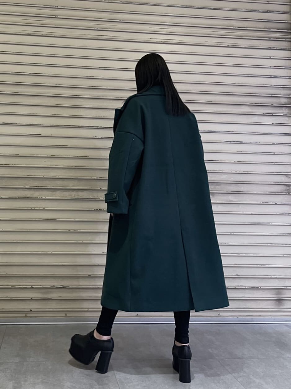 ブラック系のデニムパンツ、ブラック系のニット/セーター、ブラック系のローファーを着用したレディースの秋コーディネートの4枚目の写真