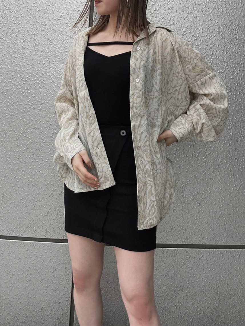 ブラック系のキャミソール、その他のシャツ/ブラウス、ブラック系のサンダルを着用したレディースの夏コーディネートの3枚目の写真