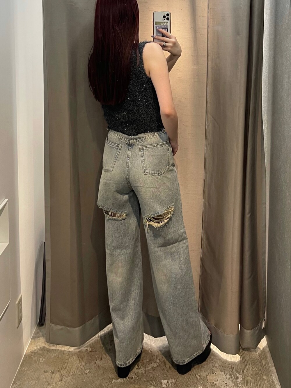 ブルー系のデニムパンツ、グレー系のタンクトップ、ブラック系のサンダルを着用したレディースの夏コーディネートの3枚目の写真