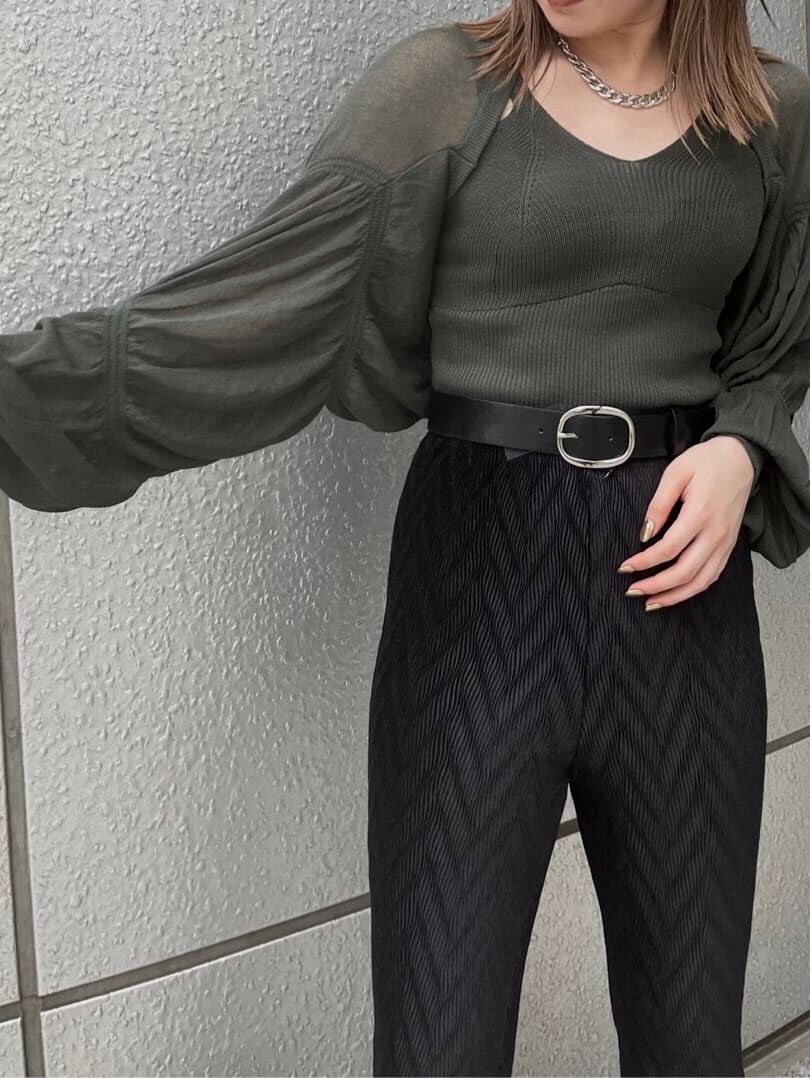 グリーン系のカーディガン/ボレロ、ブラック系のその他パンツ、ブラック系のサンダルを着用したレディースの夏コーディネートの5枚目の写真