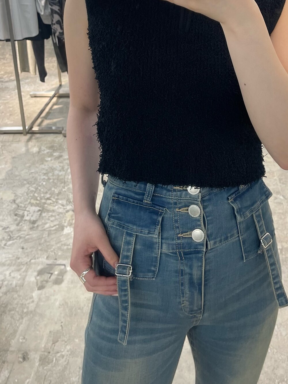 ブラック系のタンクトップ、ブルー系のデニムパンツ、ブラック系のサンダルを着用したレディースの夏コーディネートの6枚目の写真