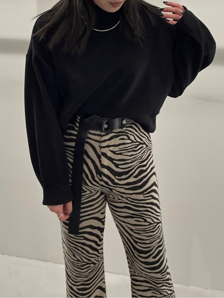 ブラック系のブーツ、その他のその他パンツ、ブラック系のボディバッグ/ウエストポーチを着用したレディースの秋コーディネートの4枚目の写真