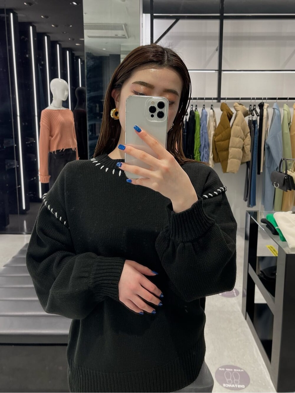 グレー系のその他パンツ、ブラック系のニット/セーターを着用したレディースの冬コーディネートの4枚目の写真