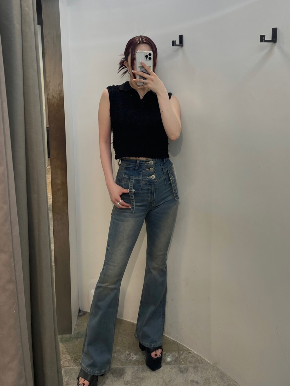 ブラック系のタンクトップ、ブルー系のデニムパンツ、ブラック系のサンダルを着用したレディースの夏コーディネートの2枚目の写真