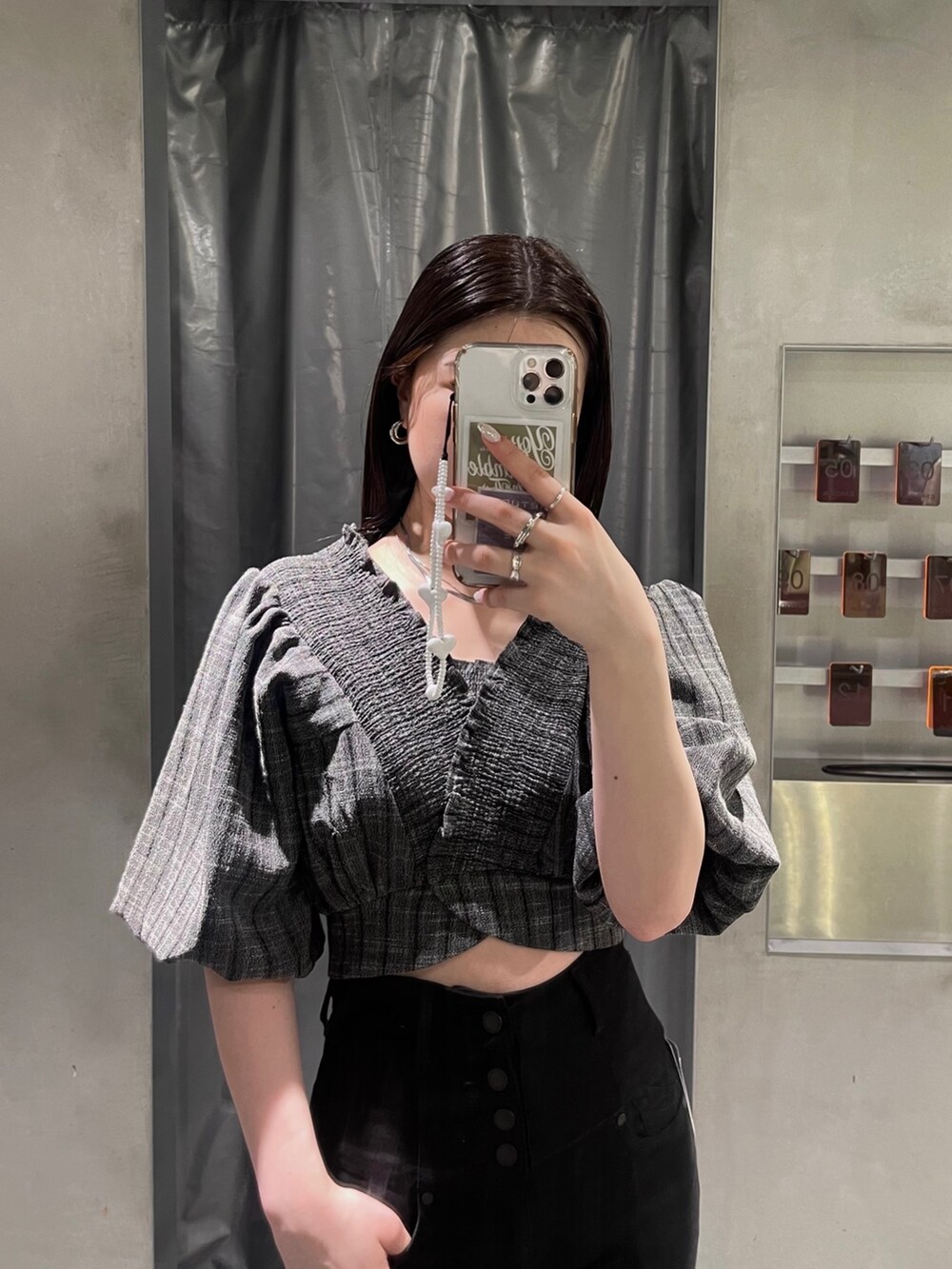 ブラック系のTシャツ/カットソー、ブラック系のデニムパンツを着用したレディースの春コーディネートの2枚目の写真