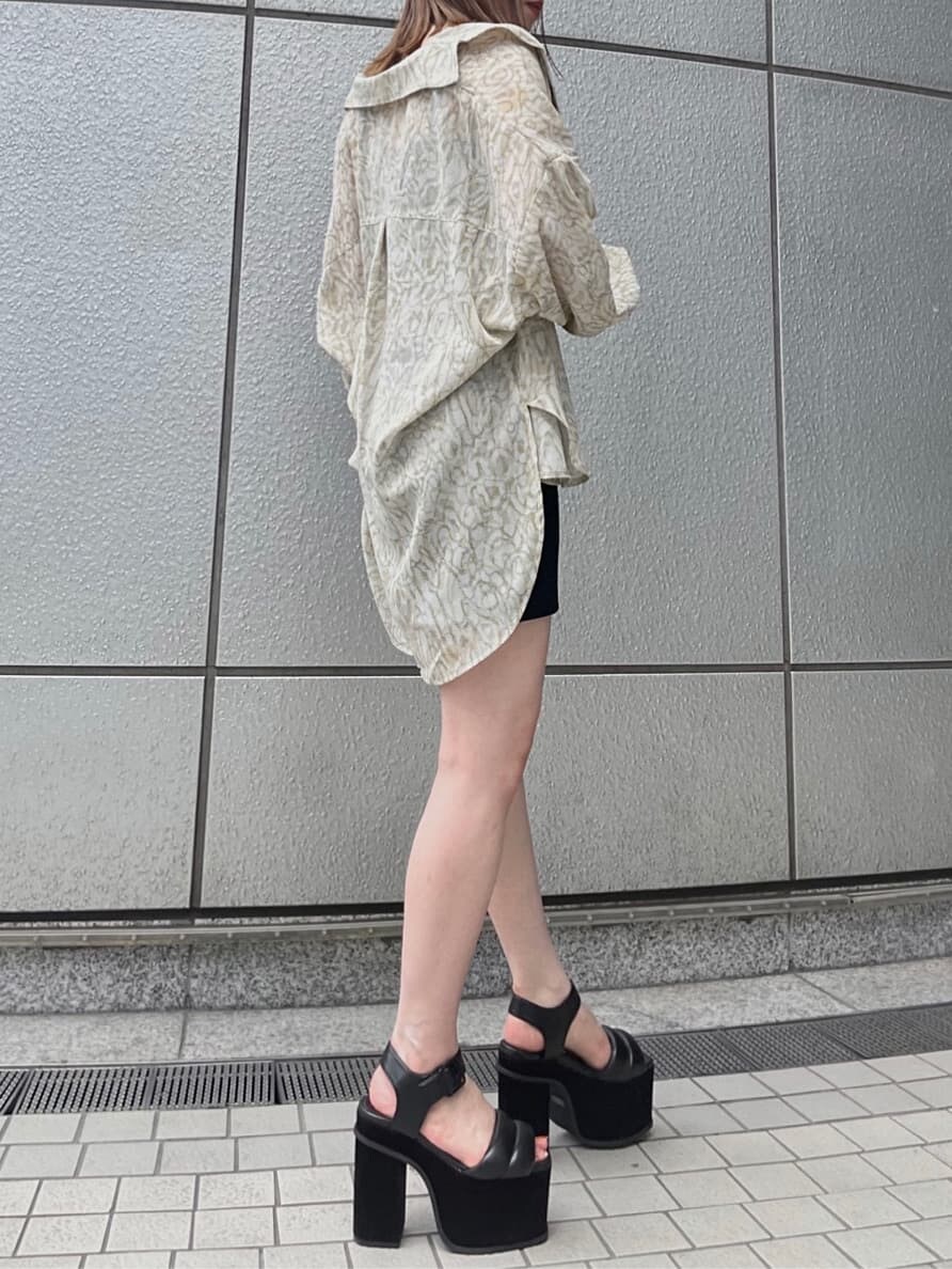 ブラック系のキャミソール、その他のシャツ/ブラウス、ブラック系のサンダルを着用したレディースの夏コーディネートの4枚目の写真