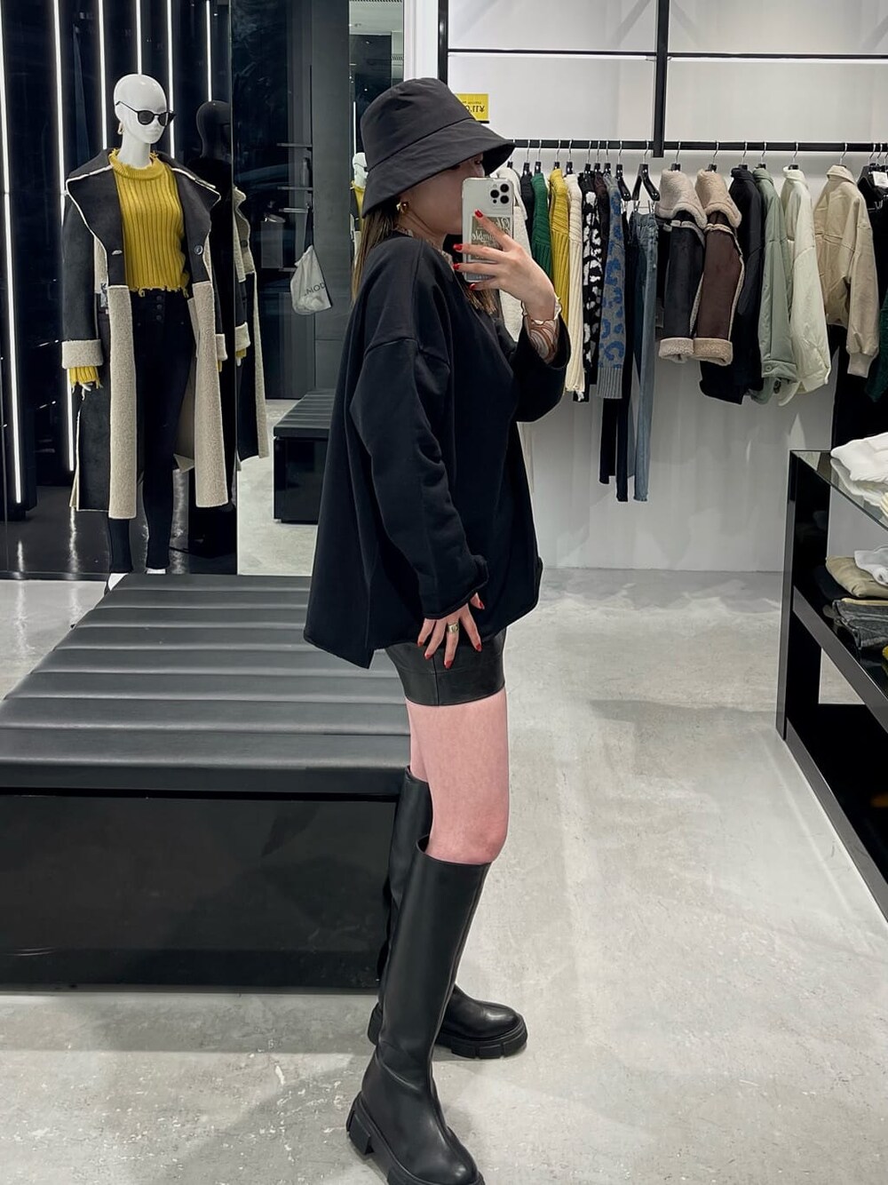 その他のTシャツ/カットソー、ブラック系のハンドバッグ、ブラック系のTシャツ/カットソーを着用したレディースの冬コーディネートの2枚目の写真