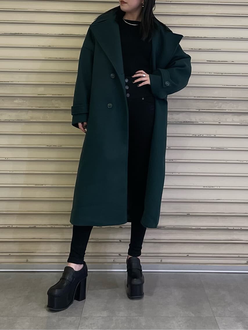 ブラック系のデニムパンツ、ブラック系のニット/セーター、ブラック系のローファーを着用したレディースの秋コーディネートの2枚目の写真