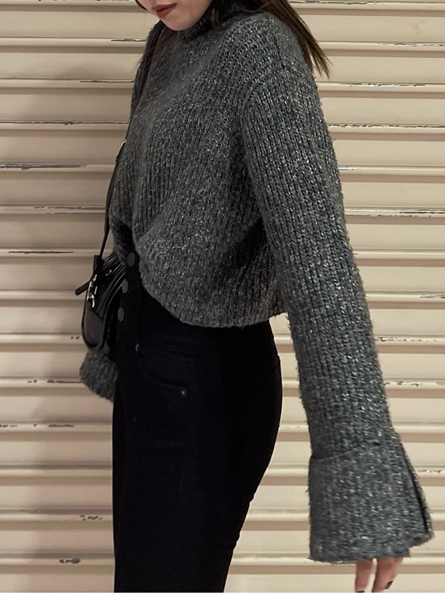 グレー系のニット/セーター、ブラック系のボディバッグ/ウエストポーチを着用したレディースの秋コーディネートの4枚目の写真