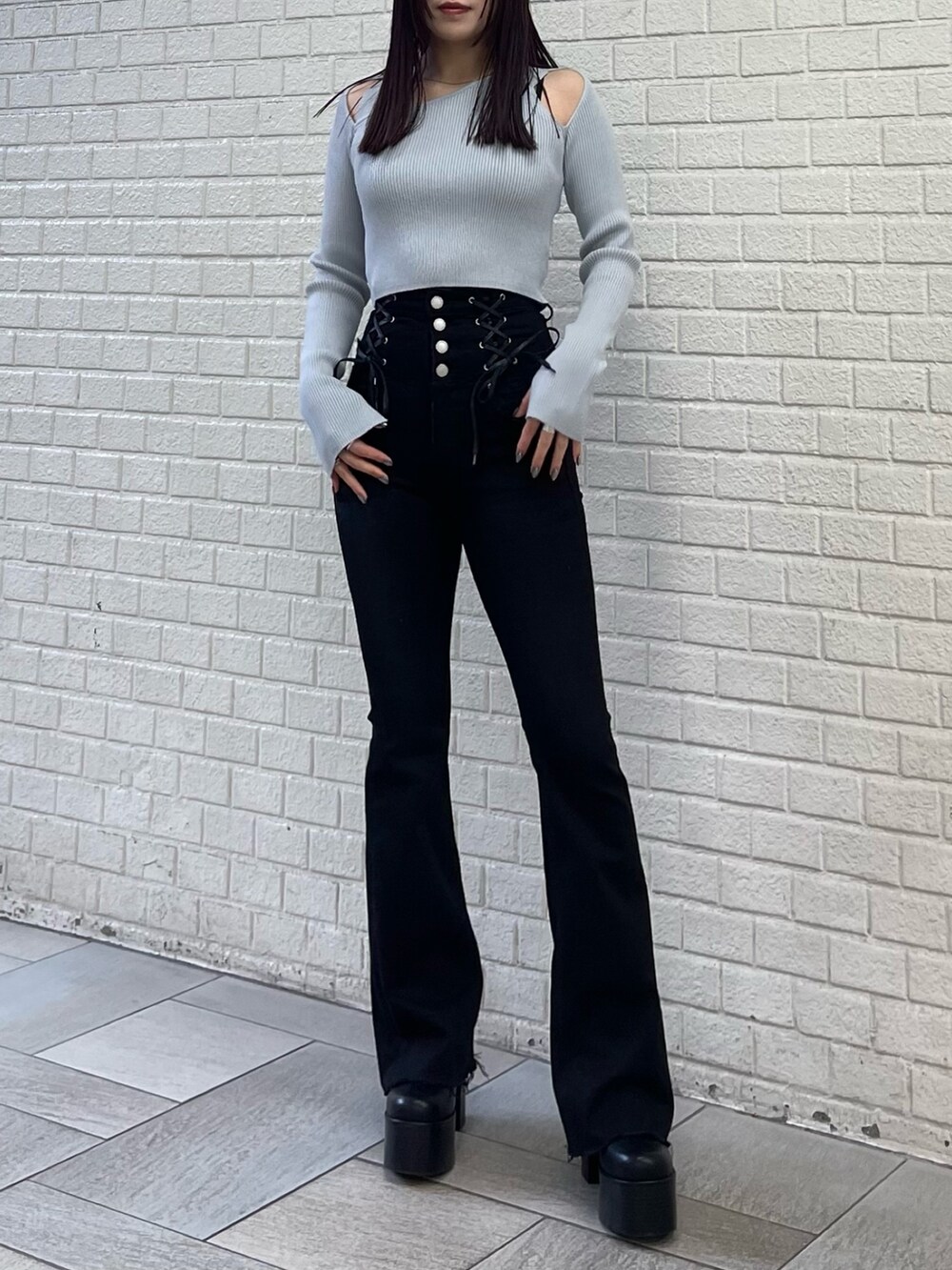 グレー系のニット/セーター、ブラック系のデニムパンツを着用したレディースの冬コーディネートの2枚目の写真