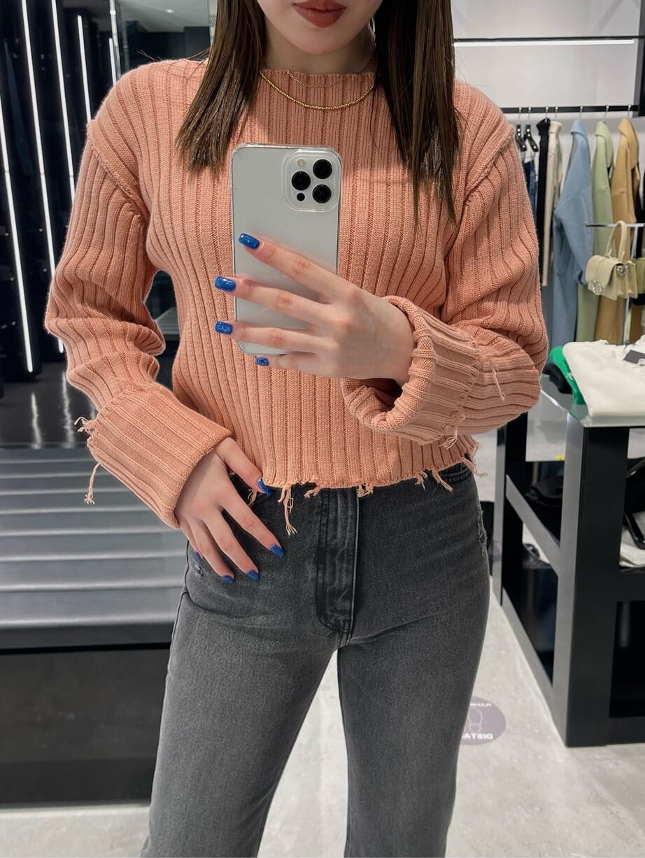 ブラック系のローファー、ピンク系のニット/セーター、グレー系のデニムパンツを着用したレディースの冬コーディネートの3枚目の写真