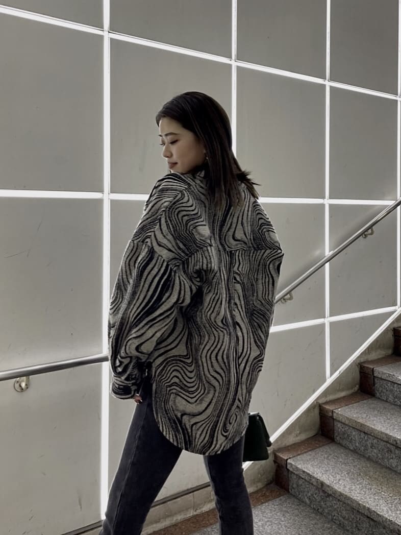 ブラック系のローファー、グリーン系のハンドバッグ、ブラック系のニット/セーターを着用したレディースの秋コーディネートの6枚目の写真