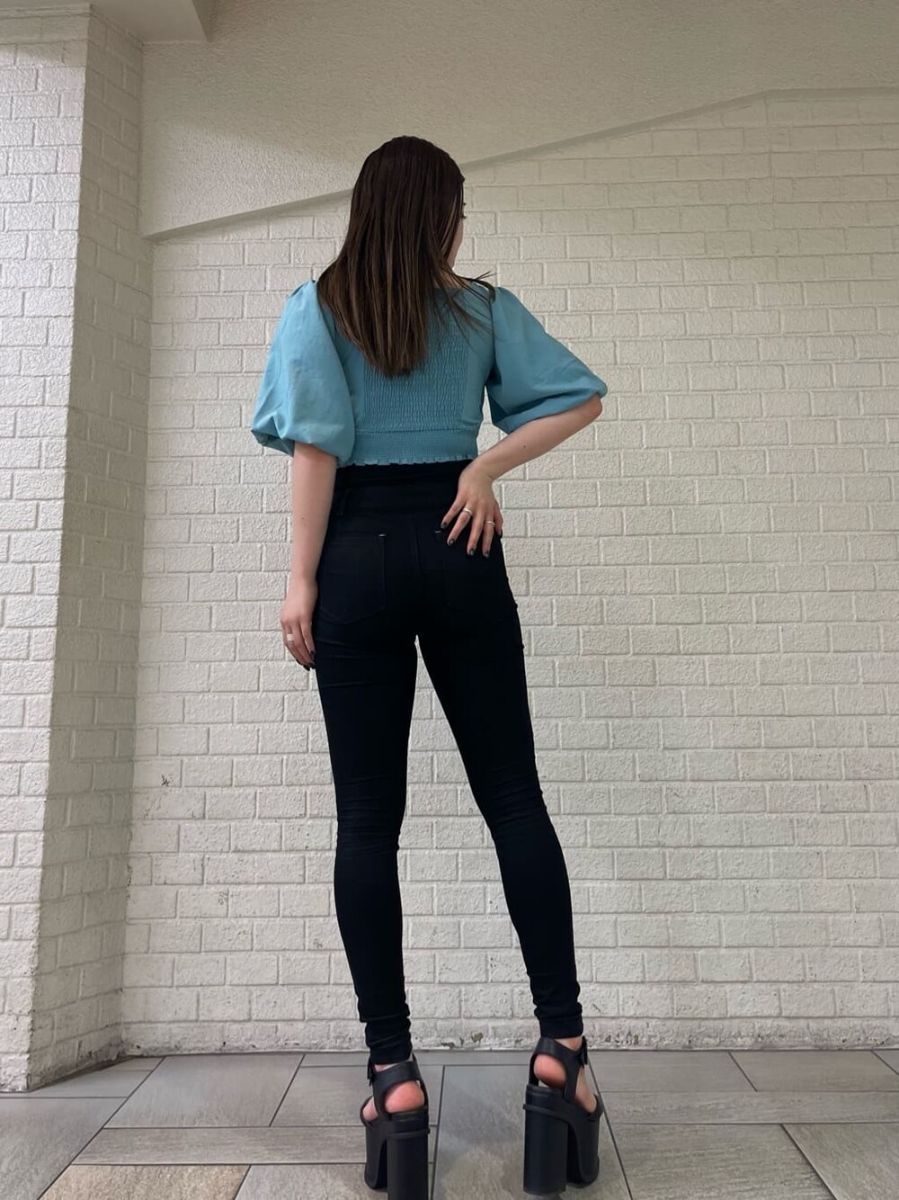 ブラック系のサンダル、ブルー系のTシャツ/カットソー、ブラック系のデニムパンツを着用したレディースの夏コーディネートの3枚目の写真