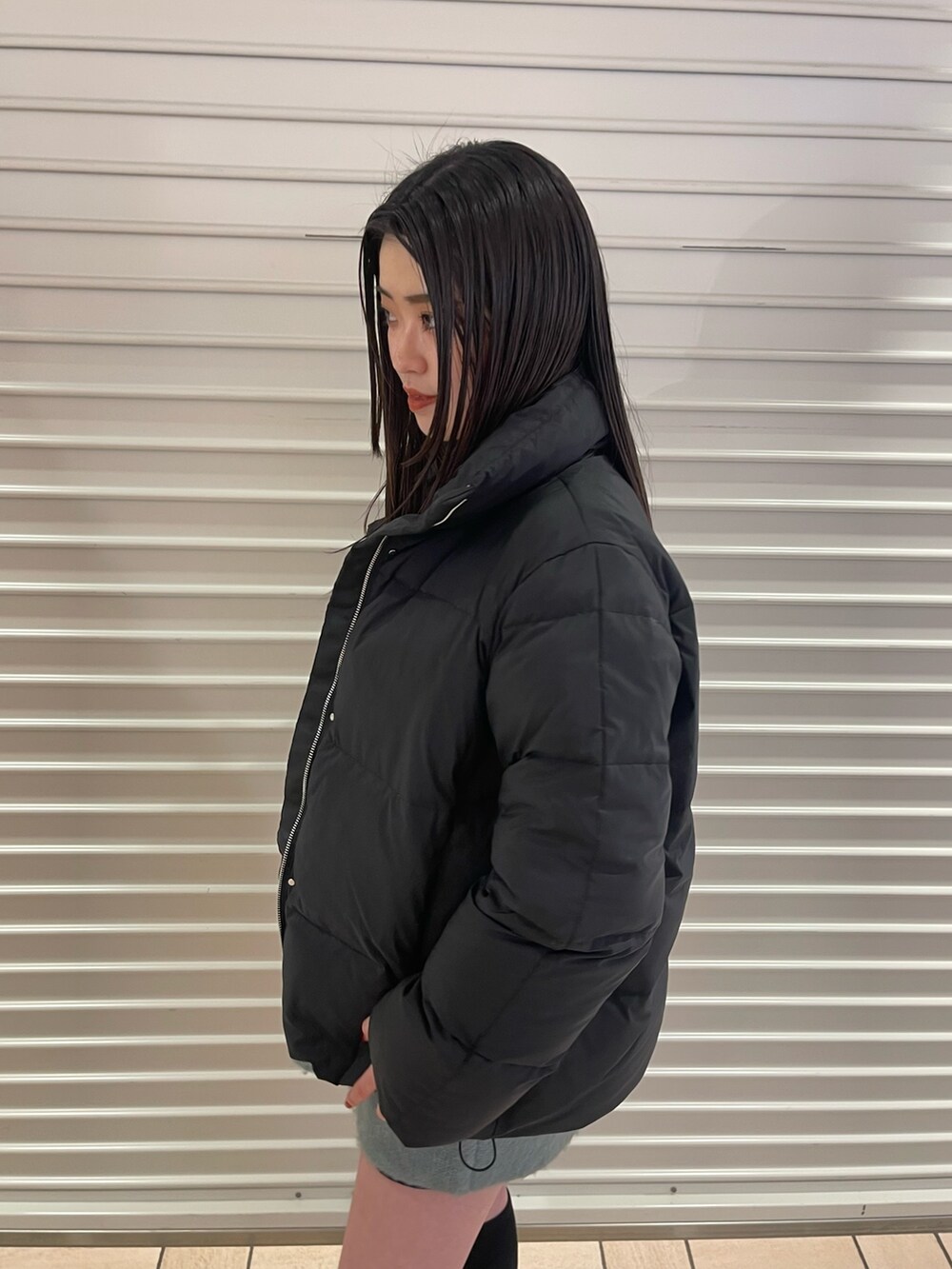 ブラック系のダウンジャケット/コート、ブルー系のニット/セーターを着用したレディースの冬コーディネートの4枚目の写真