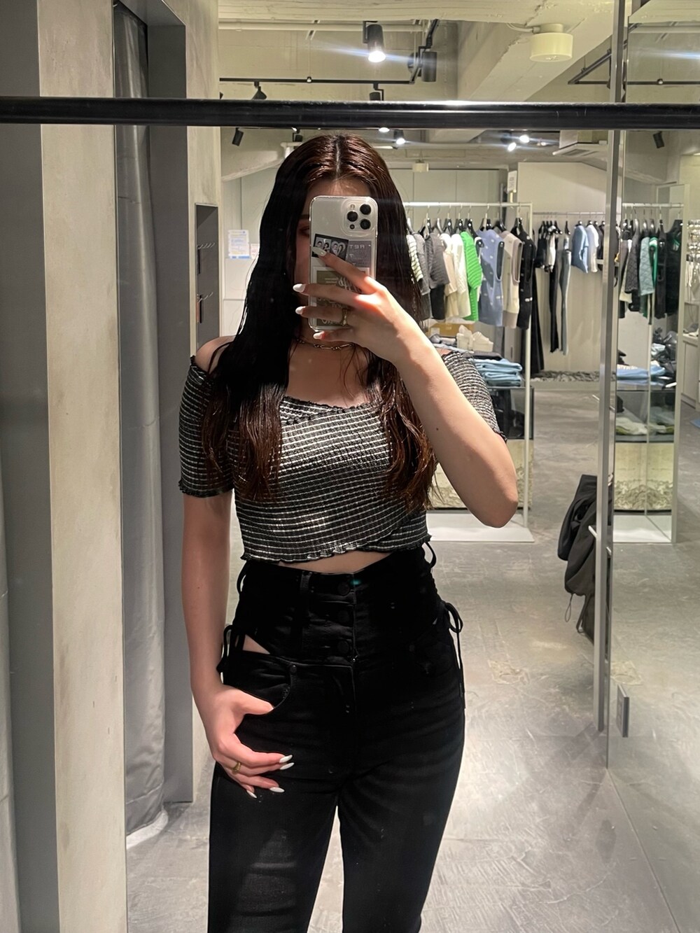 ブラック系のデニムパンツ、その他のTシャツ/カットソー、ブラック系のサンダルを着用したレディースの夏コーディネートの3枚目の写真