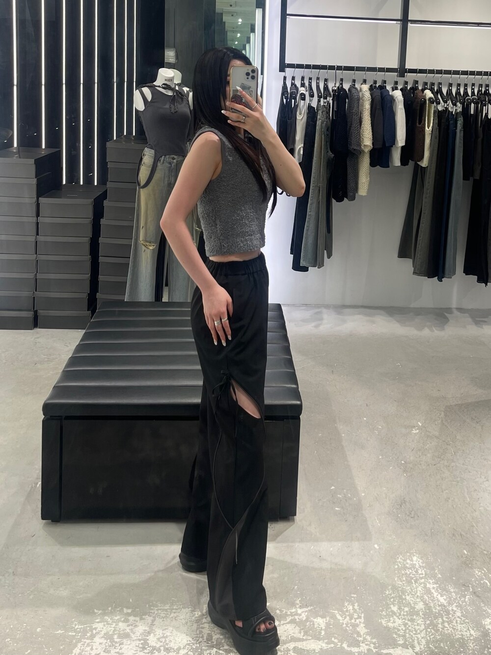 グレー系のニット/セーター、ブラック系のその他パンツ、ブラック系のサンダルを着用したレディースの夏コーディネートの2枚目の写真