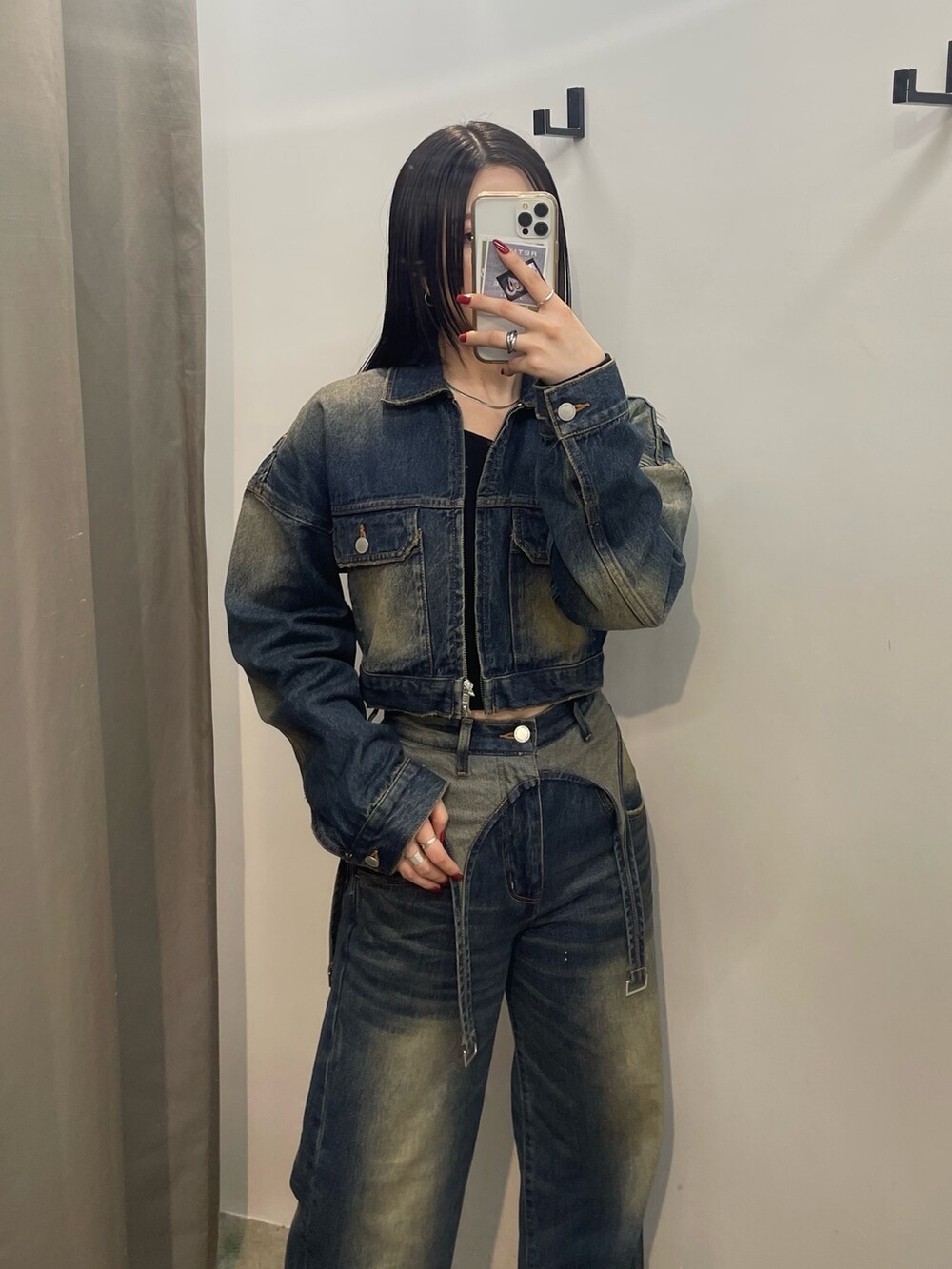 ブルー系のデニムパンツ、ブルー系のデニムジャケット、ブラック系のブーツを着用したレディースの秋コーディネートの5枚目の写真