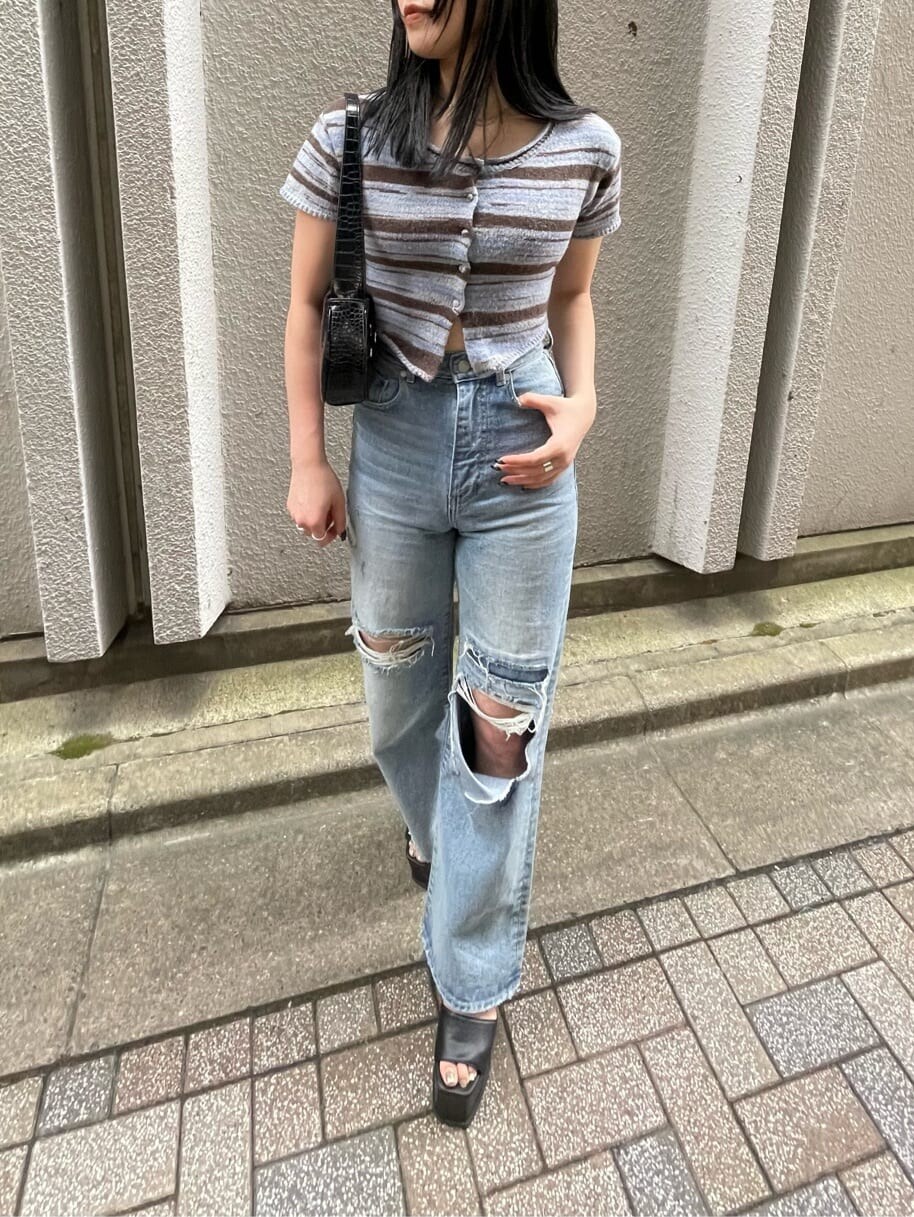 ブルー系のデニムパンツ、ブルー系のニット/セーターを着用したレディースの夏コーディネートの3枚目の写真