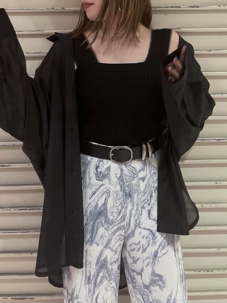 ブラック系のシャツ/ブラウス、その他のその他パンツ、ブラック系のニット/セーターを着用したレディースの夏コーディネートの5枚目の写真