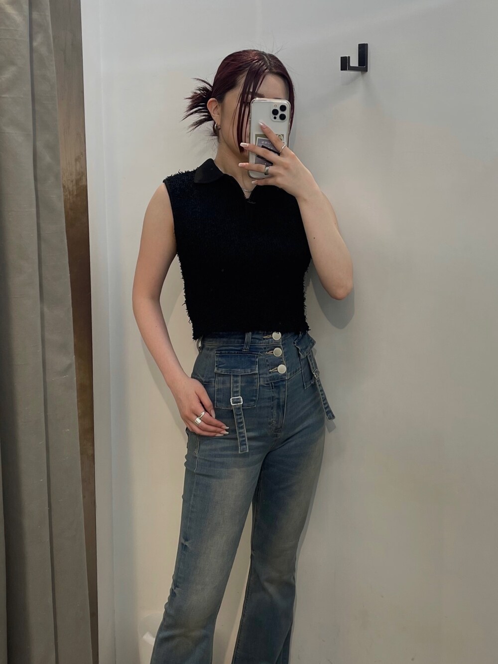 ブラック系のタンクトップ、ブルー系のデニムパンツ、ブラック系のサンダルを着用したレディースの夏コーディネートの3枚目の写真