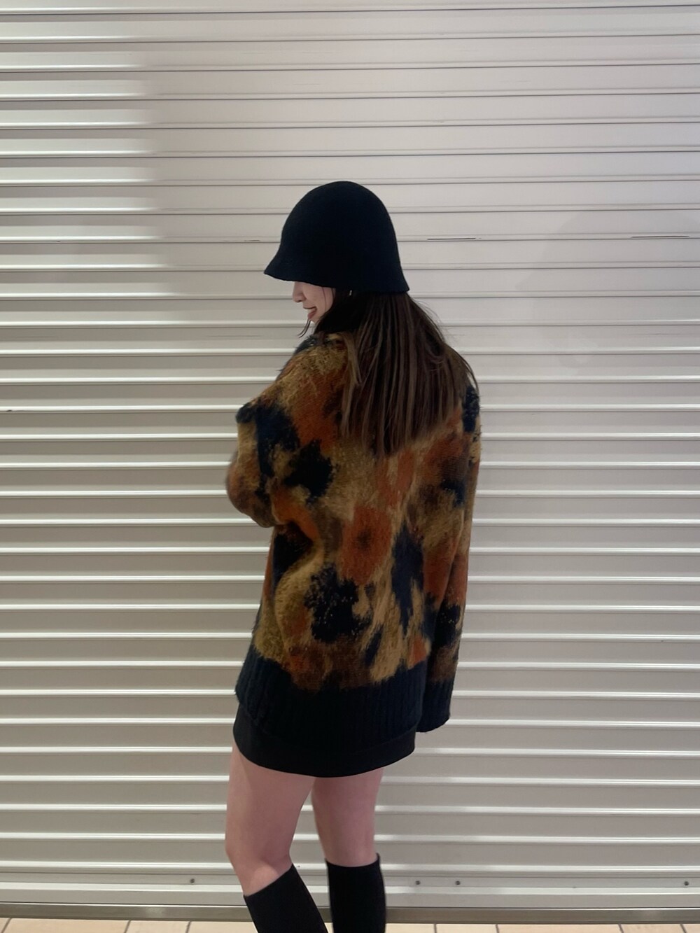 その他のニット/セーター、ブラック系のスカート、ブラック系のブーツを着用したレディースの秋コーディネートの5枚目の写真