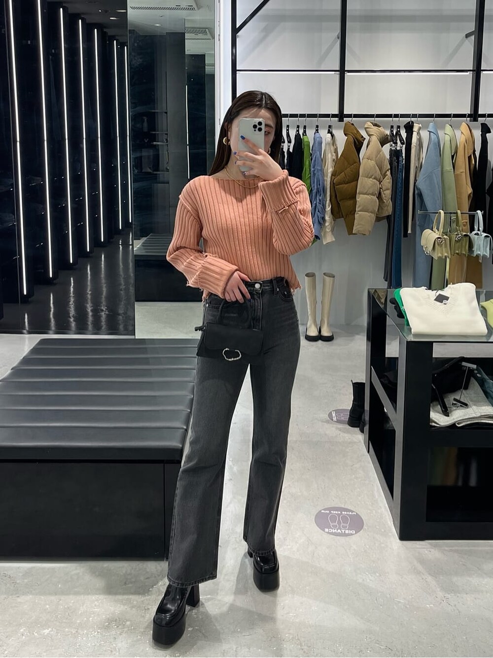 ブラック系のローファー、ピンク系のニット/セーター、グレー系のデニムパンツを着用したレディースの冬コーディネートの4枚目の写真