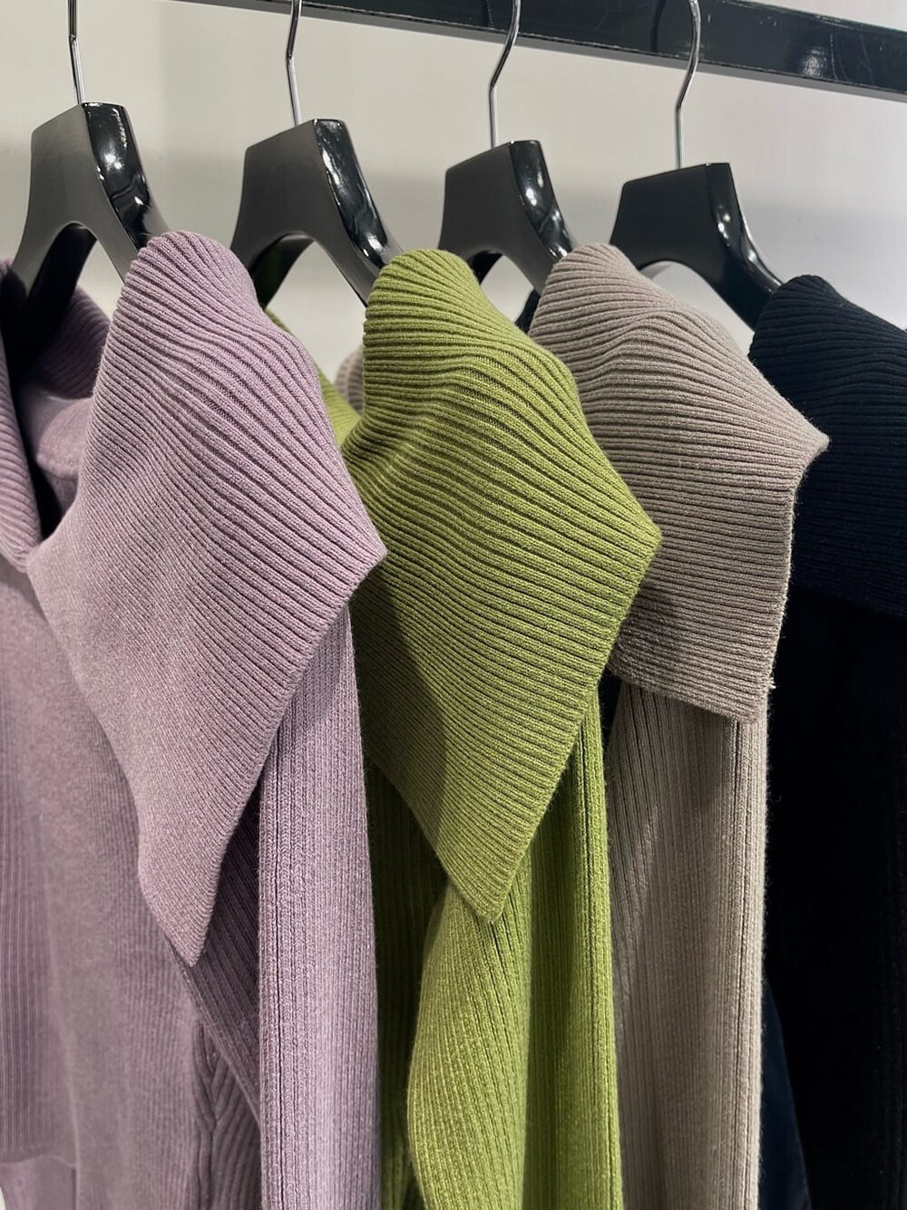 パープル系のニット/セーターを着用したレディースの冬コーディネートの4枚目の写真