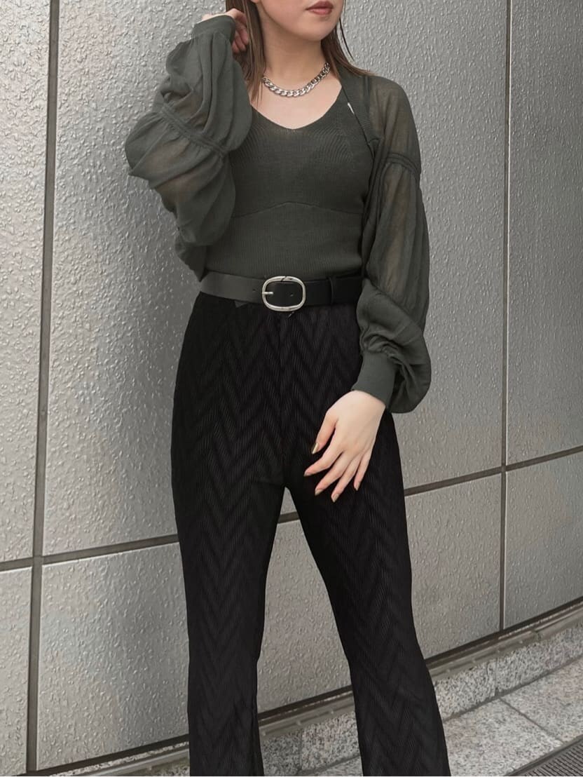 グリーン系のカーディガン/ボレロ、ブラック系のその他パンツ、ブラック系のサンダルを着用したレディースの夏コーディネートの4枚目の写真