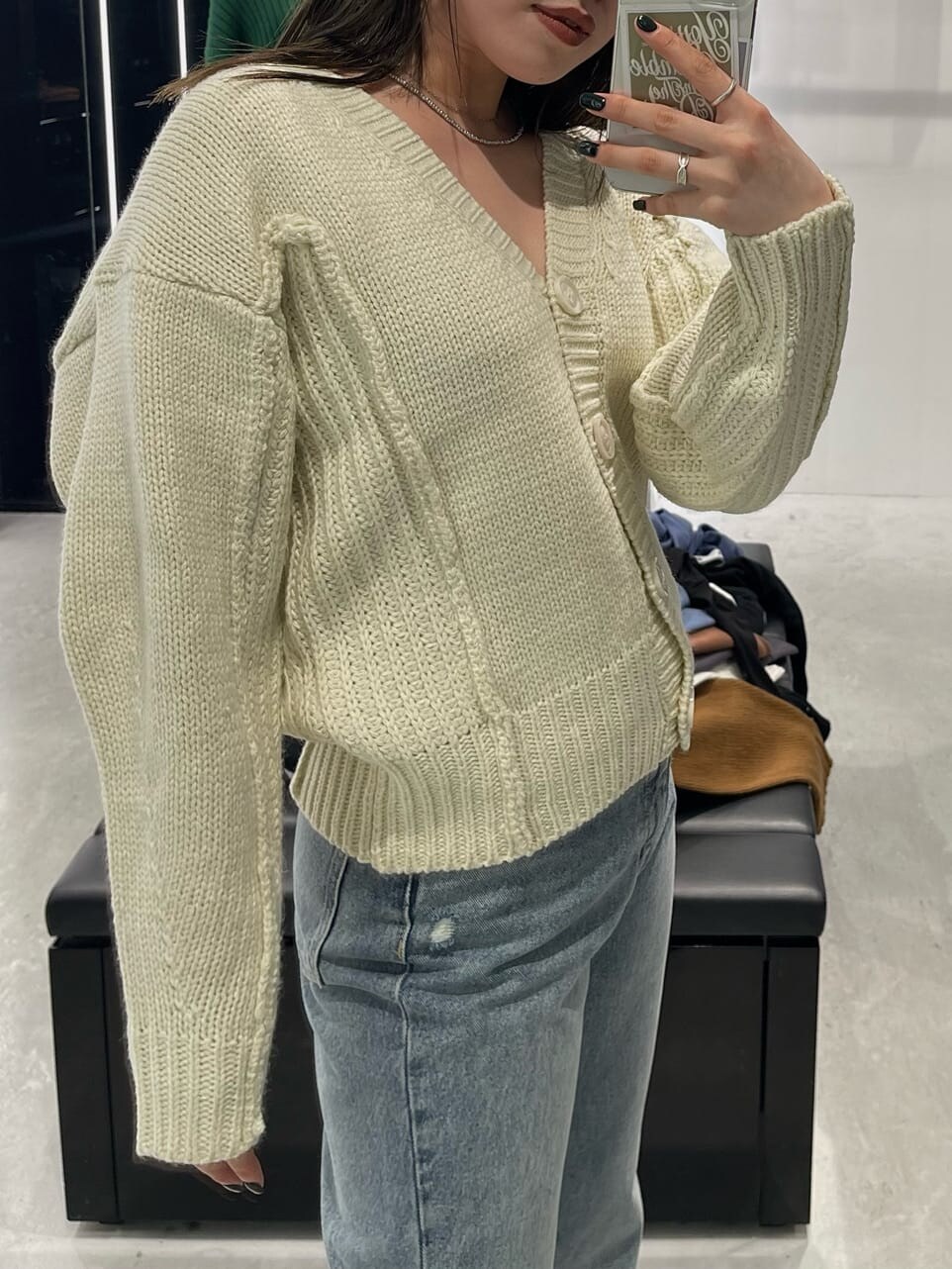 ホワイト系のカーディガン/ボレロを着用したレディースの秋コーディネートの3枚目の写真