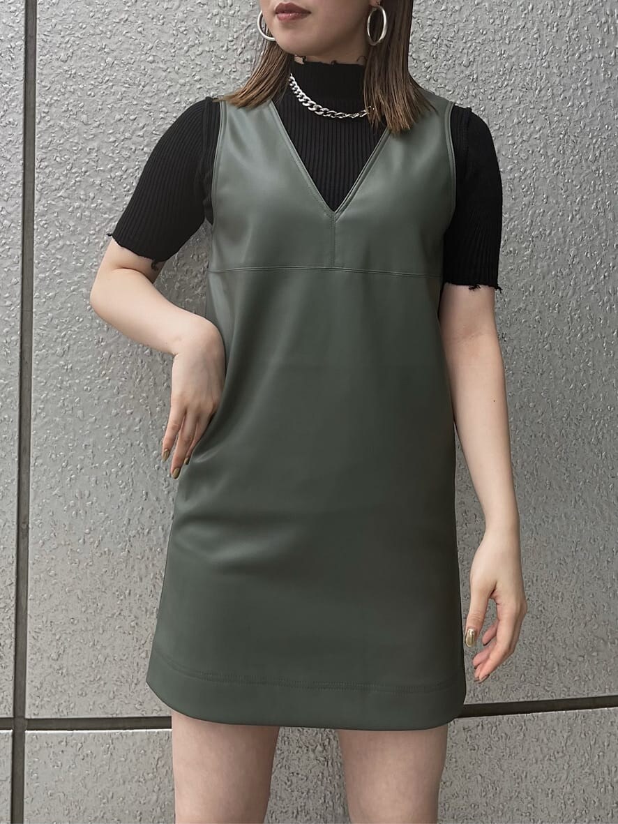 ベージュ系のワンピース、ブラック系のニット/セーターを着用したレディースの夏コーディネートの6枚目の写真