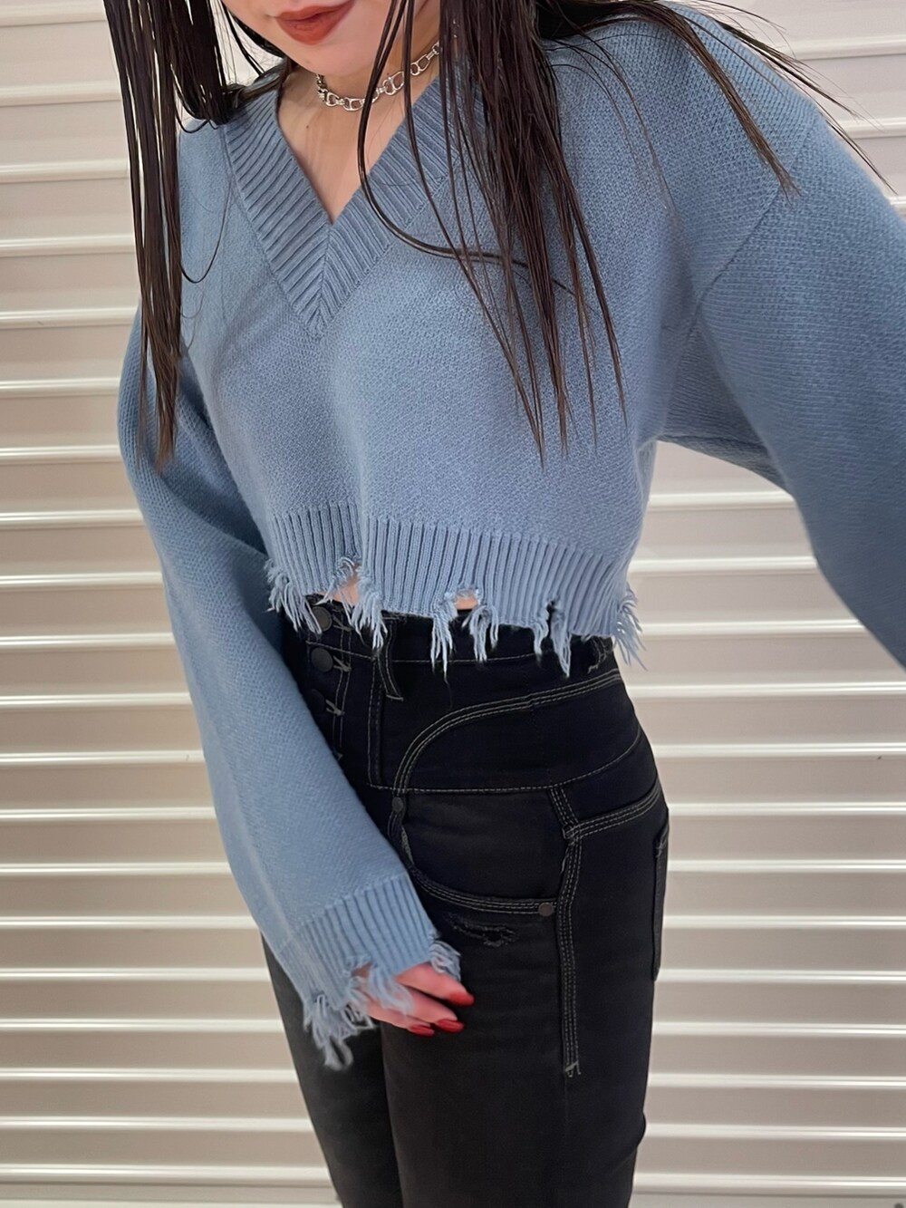 ブラック系のニット/セーター、ブラック系のデニムパンツを着用したレディースの冬コーディネートの2枚目の写真