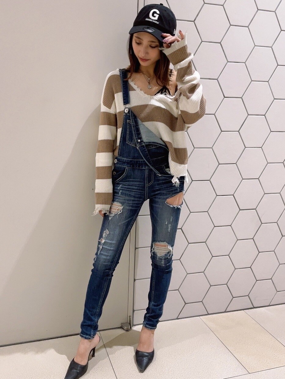 ブルー系のサロペット/オーバーオール、ベージュ系のニット/セーターを着用したレディースの冬コーディネートの2枚目の写真