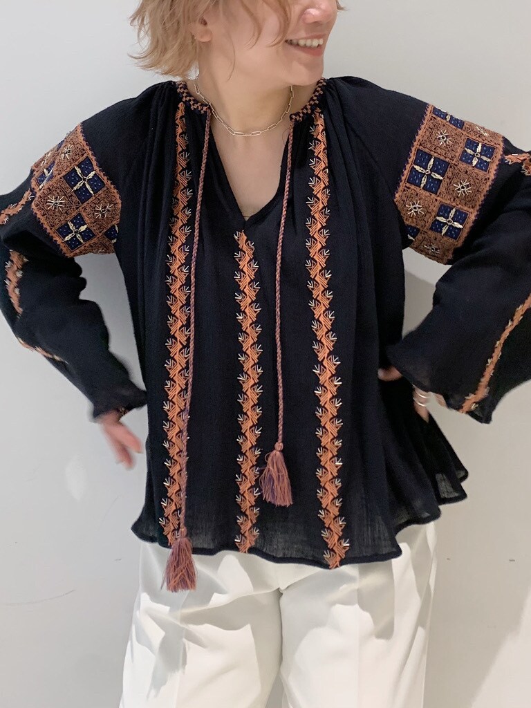 ブラック系のシャツ/ブラウス、ホワイト系のその他パンツを着用したレディースの春コーディネートの2枚目の写真