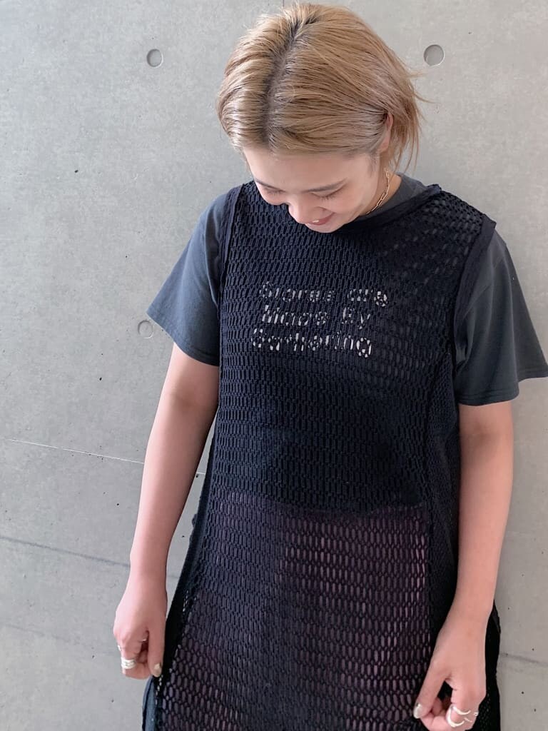 グレー系のTシャツ/カットソー、グレー系のワンピース、パープル系のその他パンツを着用したレディースの夏コーディネートの5枚目の写真