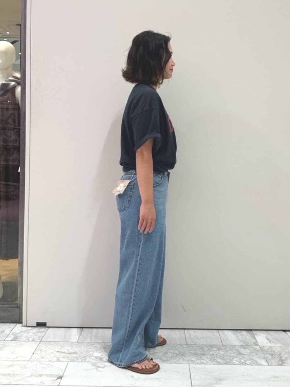 ブルー系のデニムパンツ、グレー系のTシャツ/カットソーを着用したレディースの夏コーディネートの2枚目の写真